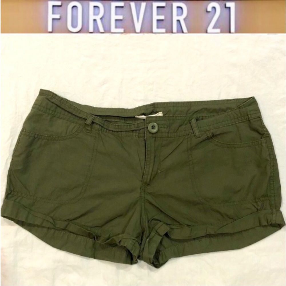 XXI green cargo cheeky shorts size L excellent condition like new